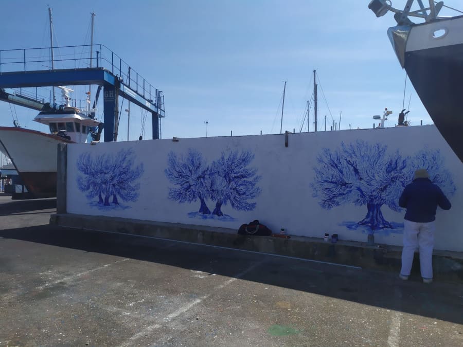 El pintor José Antonio Fernández-Arroyo Garrido ayuda a decorar nuestro puerto y llenarlo de arte
